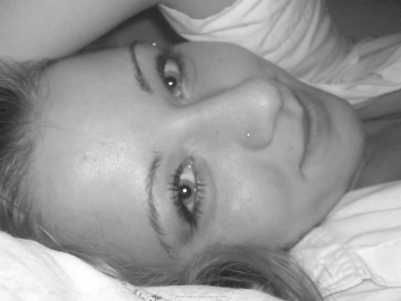 Молодая пара лежат и целуются в кровати 20 фото Молодая пара лежат и целуются в кровати 20 фото