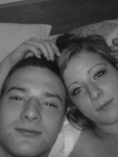 Молодая пара лежат и целуются в кровати