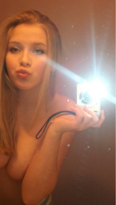 Снимки тупых сучек перед зеркалами 17 фото Снимки тупых сучек перед зеркалами 17 фото