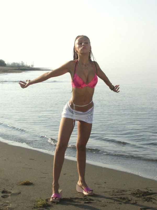 Молодая цыпочка позирует голой на пляже 2 фото Молодая цыпочка позирует голой на пляже 2 фото