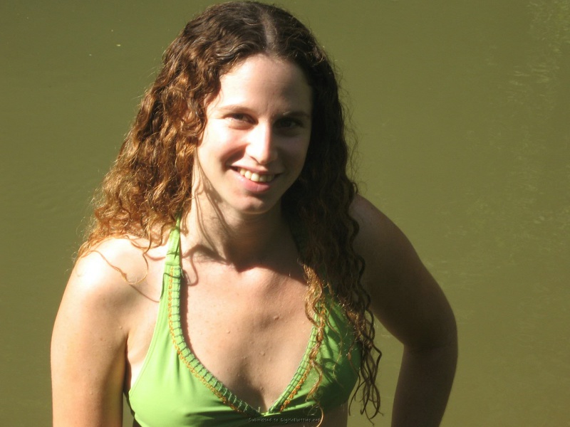 Баба сняла зеленое бельё и помылась в реке голая на глазах парня 3 фото Баба сняла зеленое бельё и помылась в реке голая на глазах парня 3 фото