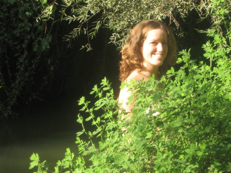 Баба сняла зеленое бельё и помылась в реке голая на глазах парня 4 фото Баба сняла зеленое бельё и помылась в реке голая на глазах парня 4 фото