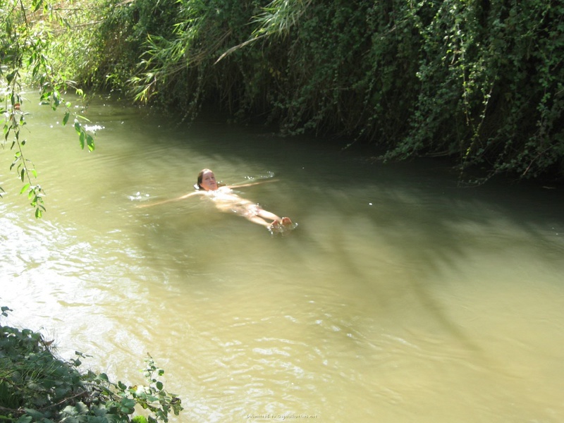 Баба сняла зеленое бельё и помылась в реке голая на глазах парня 14 фото Баба сняла зеленое бельё и помылась в реке голая на глазах парня 14 фото