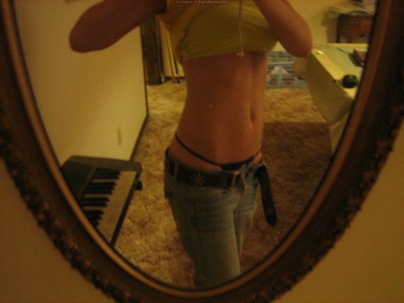 Откровенные селфи стройной девушки перед зеркалом 7 фото Откровенные селфи стройной девушки перед зеркалом 7 фото