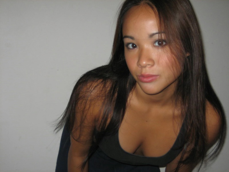 Смазливая азиатка оголяет и мнет сиськи 1 фото Смазливая азиатка оголяет и мнет сиськи 1 фото