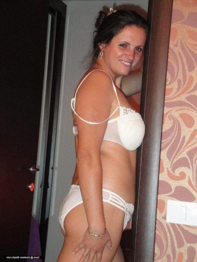 Грудастая мамка любит позировать голой и делать мужу минет дома 2 фото Грудастая мамка любит позировать голой и делать мужу минет дома 2 фото