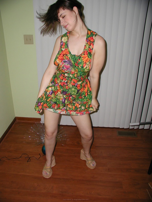 Европейская цыпочка позирует с высунутым языком 1 фото Европейская цыпочка позирует с высунутым языком 1 фото