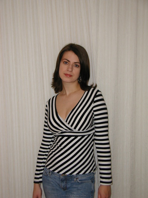 Европейская цыпочка позирует с высунутым языком 7 фото Европейская цыпочка позирует с высунутым языком 7 фото