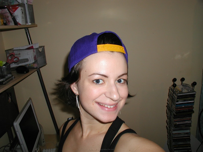 Европейская цыпочка позирует с высунутым языком 8 фото Европейская цыпочка позирует с высунутым языком 8 фото