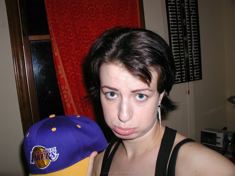 Европейская цыпочка позирует с высунутым языком 9 фото Европейская цыпочка позирует с высунутым языком 9 фото