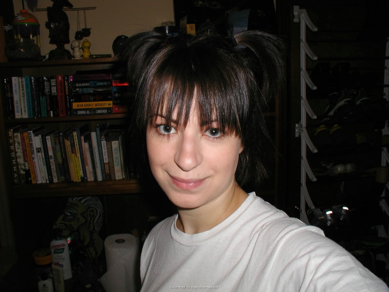 Европейская цыпочка позирует с высунутым языком 12 фото Европейская цыпочка позирует с высунутым языком 12 фото