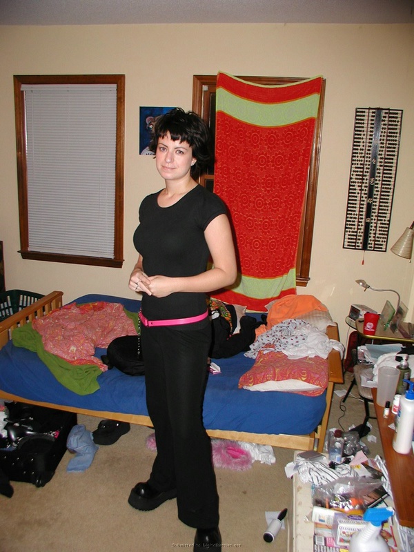 Европейская цыпочка позирует с высунутым языком 18 фото Европейская цыпочка позирует с высунутым языком 18 фото