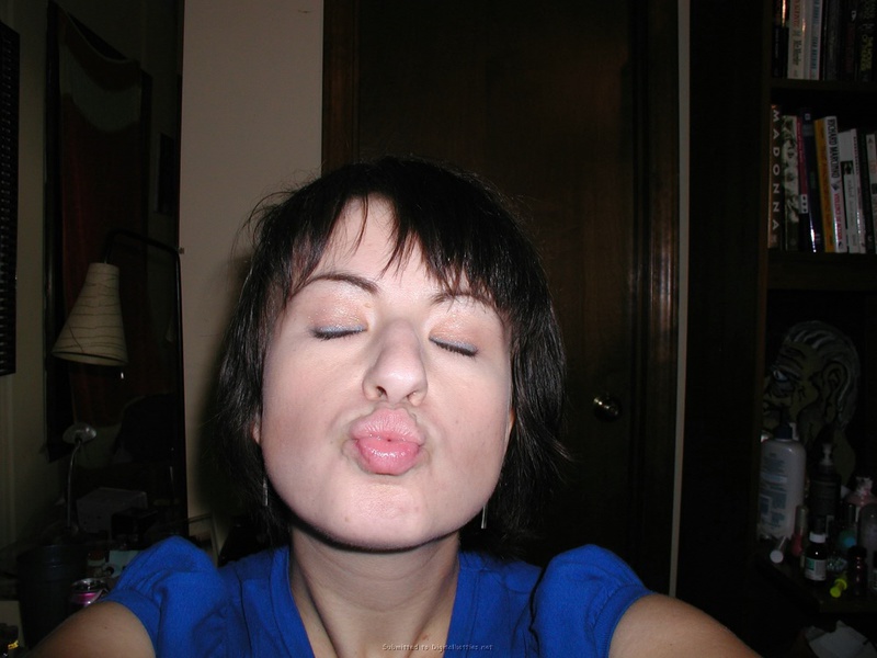 Европейская цыпочка позирует с высунутым языком 15 фото Европейская цыпочка позирует с высунутым языком 15 фото