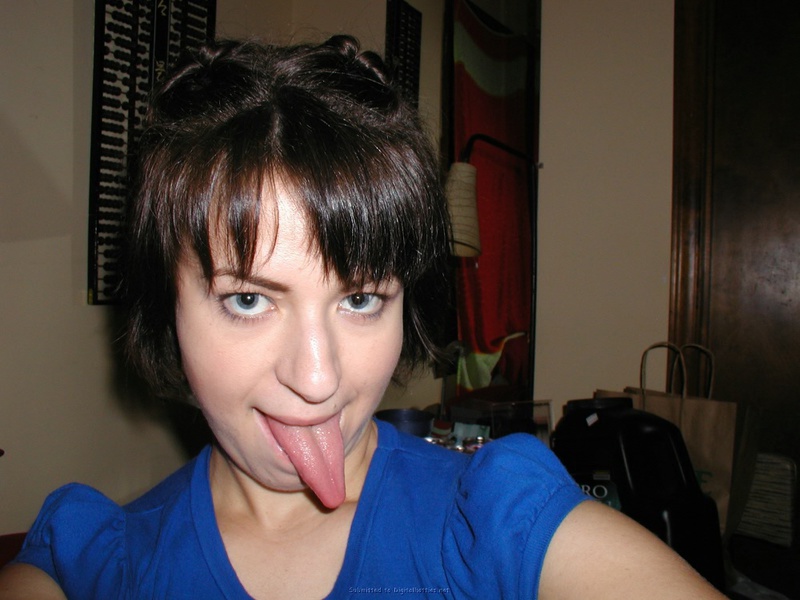 Европейская цыпочка позирует с высунутым языком 16 фото Европейская цыпочка позирует с высунутым языком 16 фото