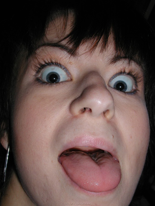 Европейская цыпочка позирует с высунутым языком 14 фото Европейская цыпочка позирует с высунутым языком 14 фото