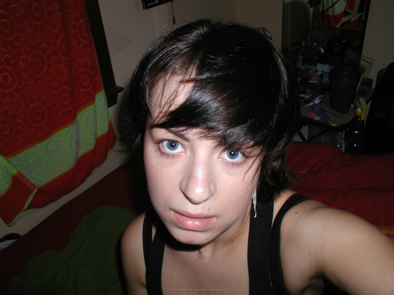 Европейская цыпочка позирует с высунутым языком 11 фото Европейская цыпочка позирует с высунутым языком 11 фото