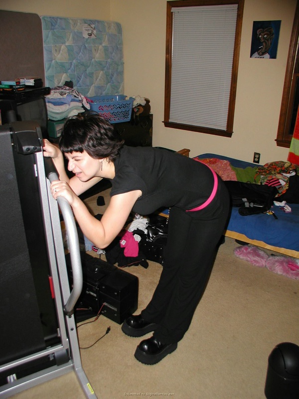 Европейская цыпочка позирует с высунутым языком 19 фото Европейская цыпочка позирует с высунутым языком 19 фото