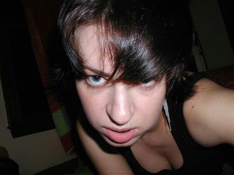 Европейская цыпочка позирует с высунутым языком 10 фото Европейская цыпочка позирует с высунутым языком 10 фото