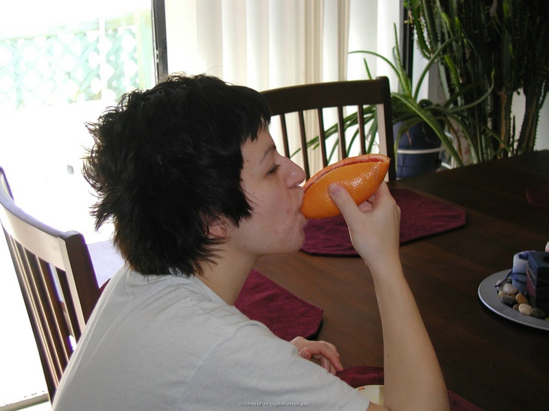 Европейская цыпочка позирует с высунутым языком 27 фото Европейская цыпочка позирует с высунутым языком 27 фото