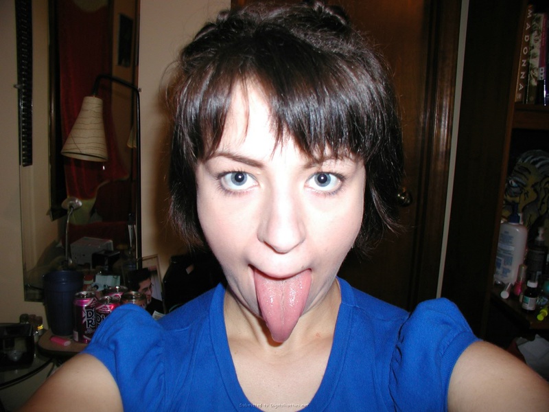 Европейская цыпочка позирует с высунутым языком 33 фото Европейская цыпочка позирует с высунутым языком 33 фото