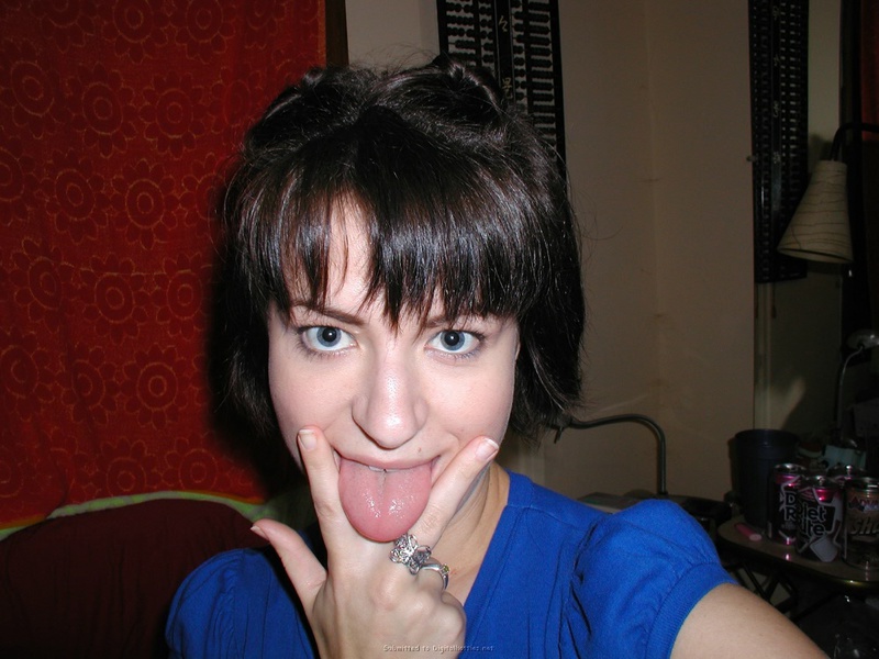 Европейская цыпочка позирует с высунутым языком 22 фото Европейская цыпочка позирует с высунутым языком 22 фото