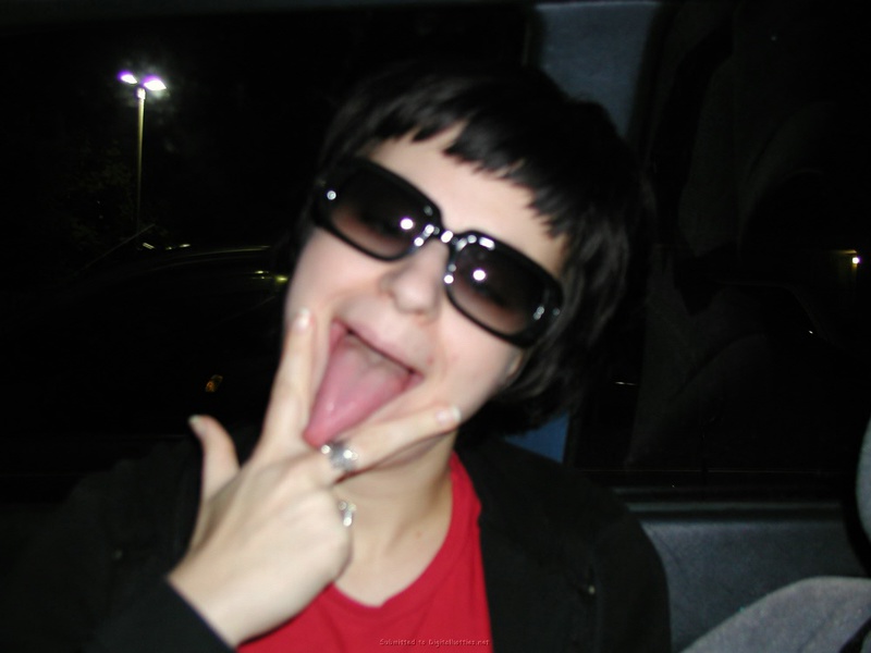 Европейская цыпочка позирует с высунутым языком 32 фото Европейская цыпочка позирует с высунутым языком 32 фото