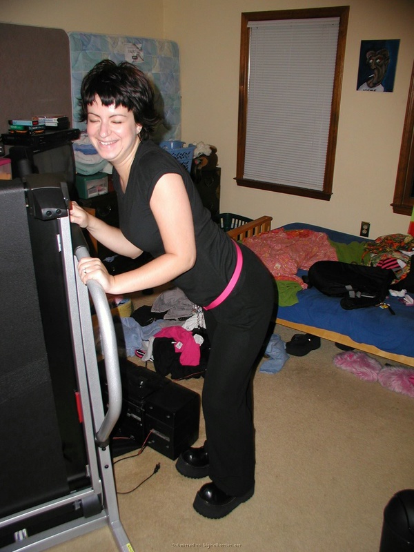 Европейская цыпочка позирует с высунутым языком 20 фото Европейская цыпочка позирует с высунутым языком 20 фото