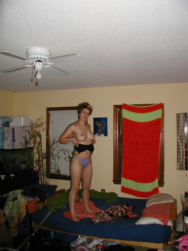 Европейская цыпочка позирует с высунутым языком 35 фото Европейская цыпочка позирует с высунутым языком 35 фото