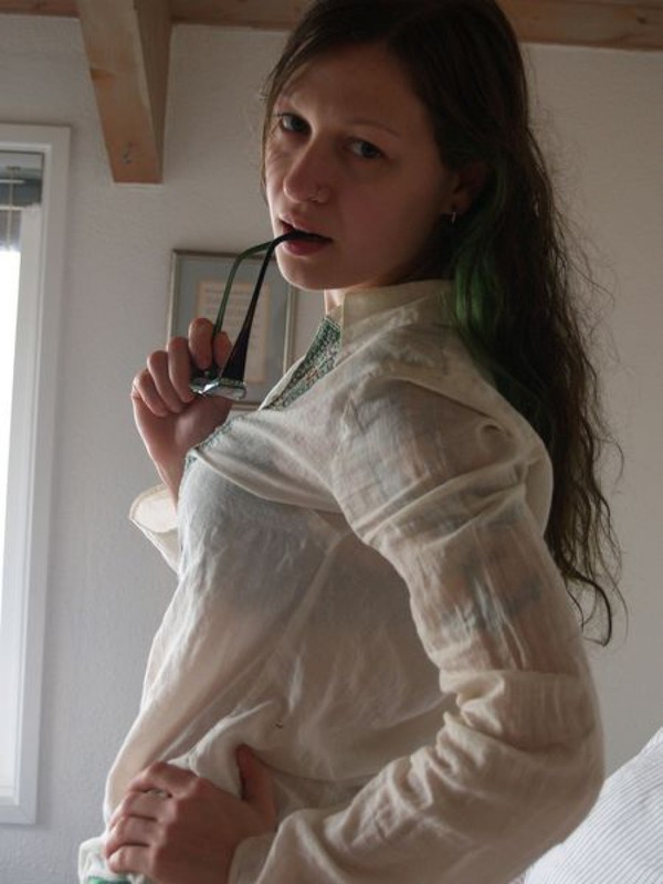 Голая девка в очках разлеглась на двухспальной кровати 6 фото Голая девка в очках разлеглась на двухспальной кровати 6 фото