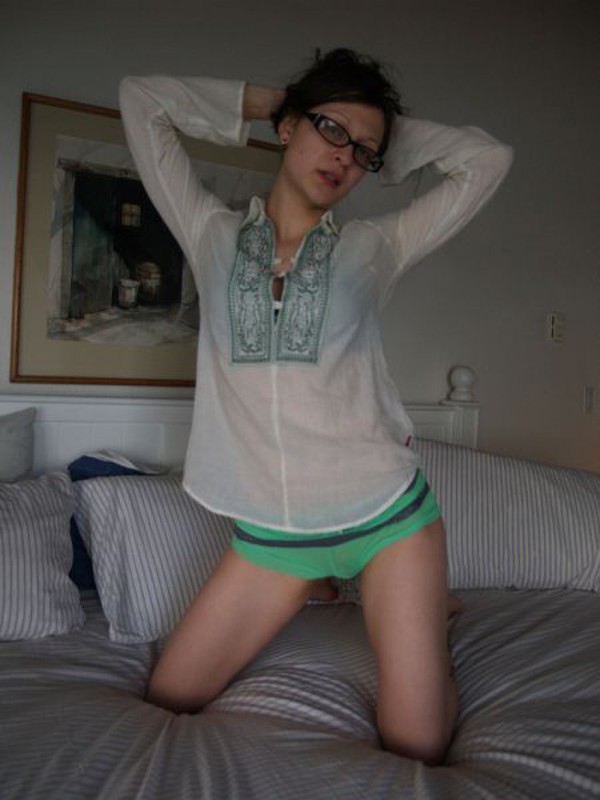 Голая девка в очках разлеглась на двухспальной кровати 13 фото Голая девка в очках разлеглась на двухспальной кровати 13 фото