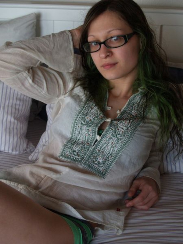 Голая девка в очках разлеглась на двухспальной кровати 40 фото Голая девка в очках разлеглась на двухспальной кровати 40 фото