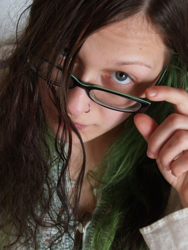 Голая девка в очках разлеглась на двухспальной кровати 15 фото Голая девка в очках разлеглась на двухспальной кровати 15 фото