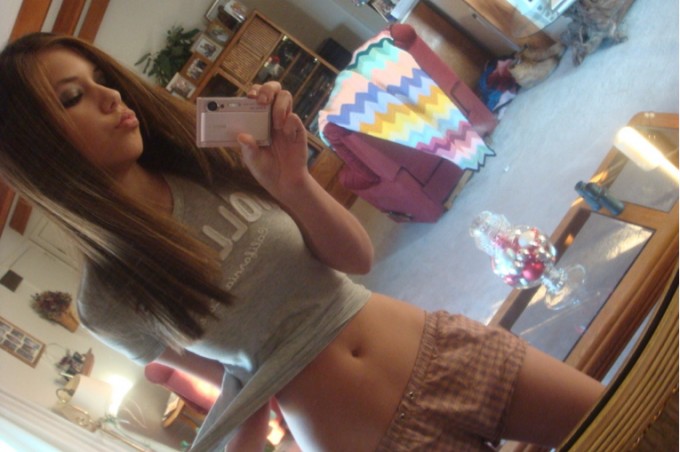 Милашки красуются сиськами перед зеркалом 5 фото Милашки красуются сиськами перед зеркалом 5 фото