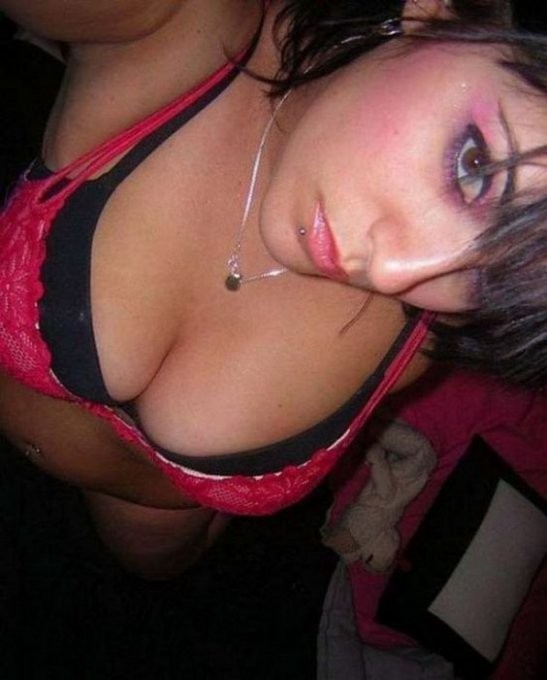 Милашки красуются сиськами перед зеркалом 6 фото Милашки красуются сиськами перед зеркалом 6 фото