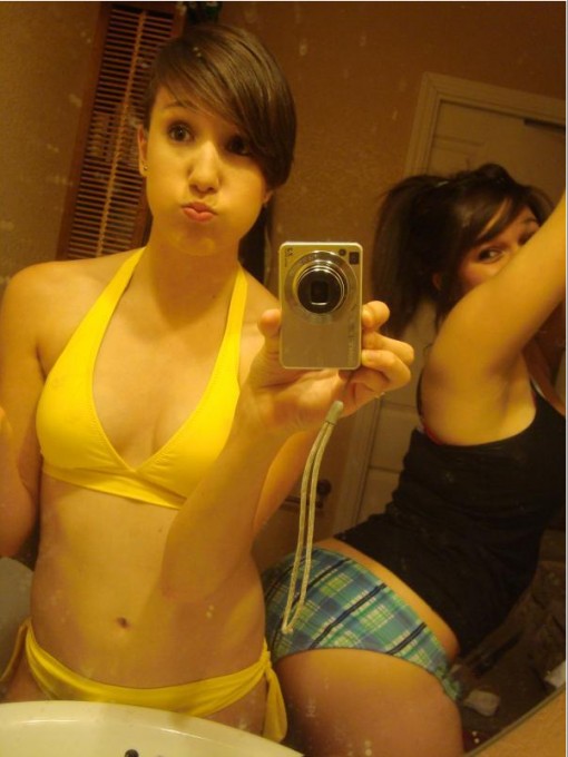 Милашки красуются сиськами перед зеркалом 10 фото Милашки красуются сиськами перед зеркалом 10 фото
