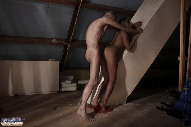 Орально-вагинальный секс молодой девушки и мужлана 2 фото Орально-вагинальный секс молодой девушки и мужлана 2 фото