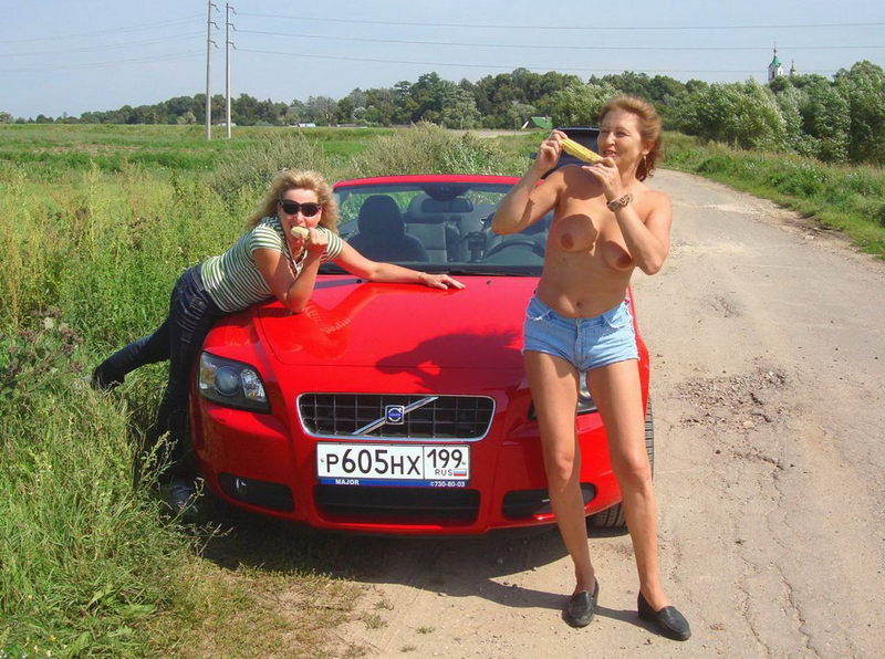 Три русские разведенки выпивают и раздеваются на улице и дома 2 фото Три русские разведенки выпивают и раздеваются на улице и дома 2 фото