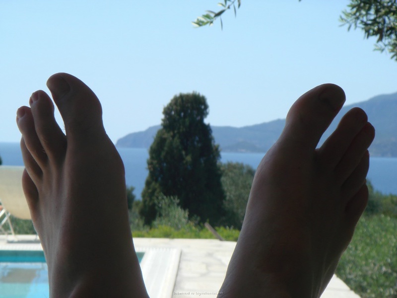 Молодая брюнетка с большой грудью на свежем воздухе 1 фото Молодая брюнетка с большой грудью на свежем воздухе 1 фото