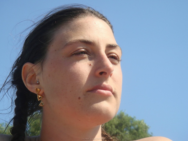 Молодая брюнетка с большой грудью на свежем воздухе 2 фото Молодая брюнетка с большой грудью на свежем воздухе 2 фото