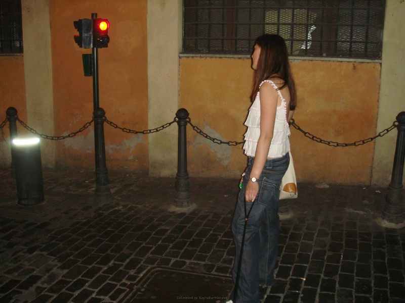 Молодая брюнетка с большой грудью на свежем воздухе 6 фото Молодая брюнетка с большой грудью на свежем воздухе 6 фото