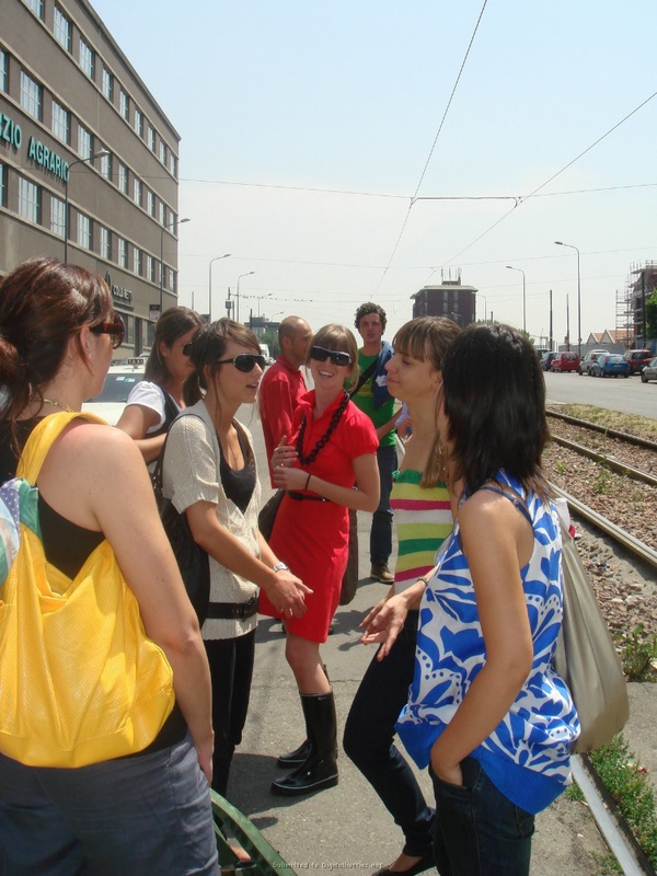 Молодая брюнетка с большой грудью на свежем воздухе 7 фото Молодая брюнетка с большой грудью на свежем воздухе 7 фото