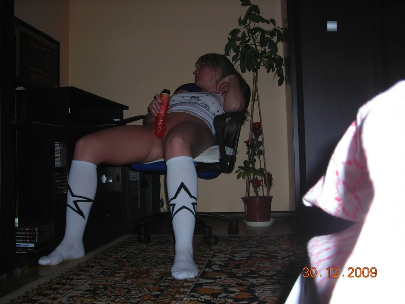 Русская блондинка в гольфах трахает киску красным дилдо 27 фото Русская блондинка в гольфах трахает киску красным дилдо 27 фото