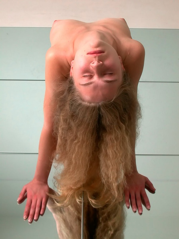 Кудрявая телка с большой попой позирует на стеклянном полу 13 фото Кудрявая телка с большой попой позирует на стеклянном полу 13 фото