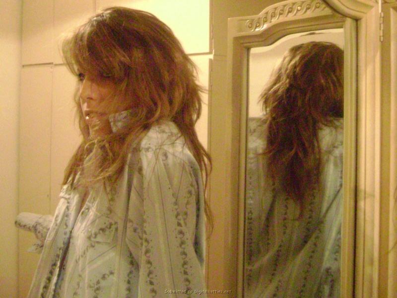 Молодая леди показывает свои формы 2 фото Молодая леди показывает свои формы 2 фото