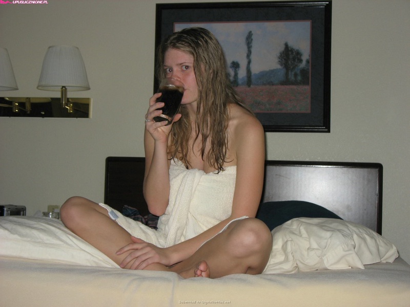 Веселые студентки показывают три упругие жопы в общаге 1 фото Веселые студентки показывают три упругие жопы в общаге 1 фото