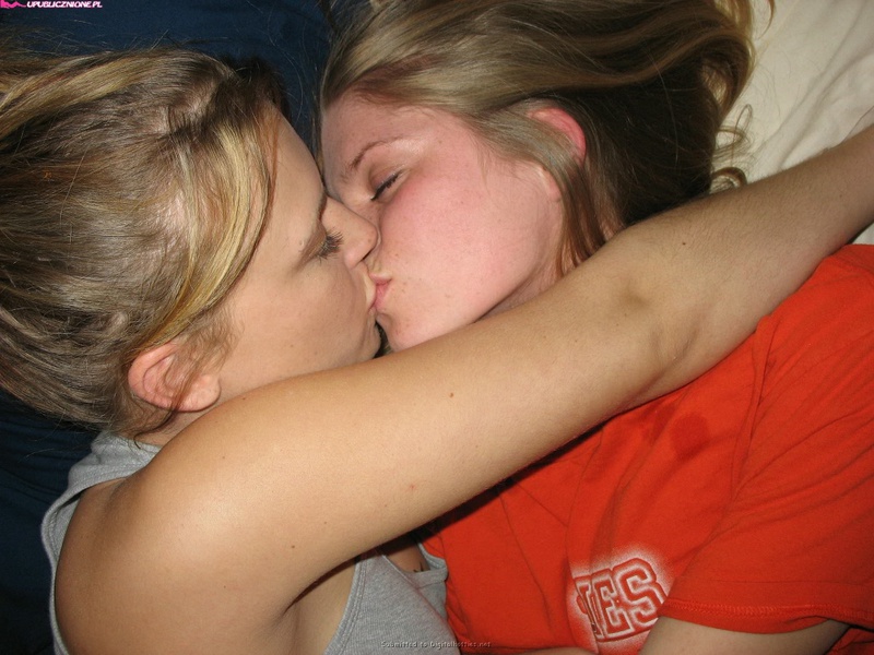 Веселые студентки показывают три упругие жопы в общаге 13 фото Веселые студентки показывают три упругие жопы в общаге 13 фото