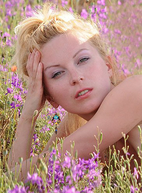 Стройные подруги позируют на лоне природы 4 фото Стройные подруги позируют на лоне природы 4 фото