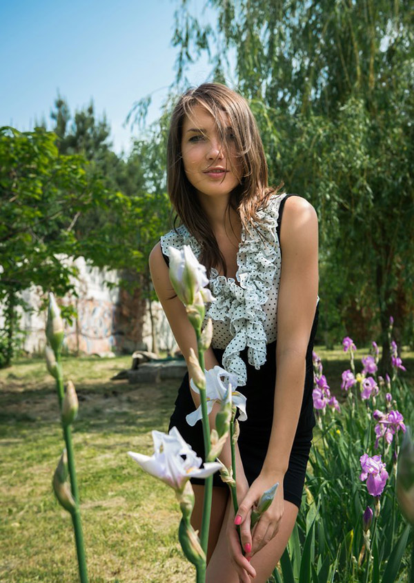 Обнаженная красавица валяется на шезлонге в саду 4 фото Обнаженная красавица валяется на шезлонге в саду 4 фото