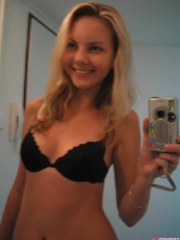 Подругам нравится сниматься на камеру вместе и по-отдельности 1 фото Подругам нравится сниматься на камеру вместе и по-отдельности 1 фото