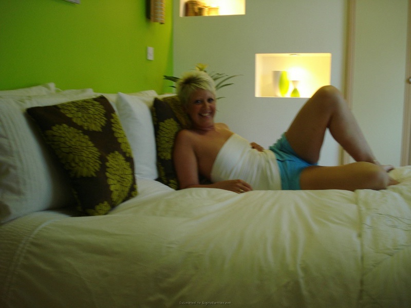 Эро снимки 50летней бабы с короткой прической из США 14 фото Эро снимки 50летней бабы с короткой прической из США 14 фото